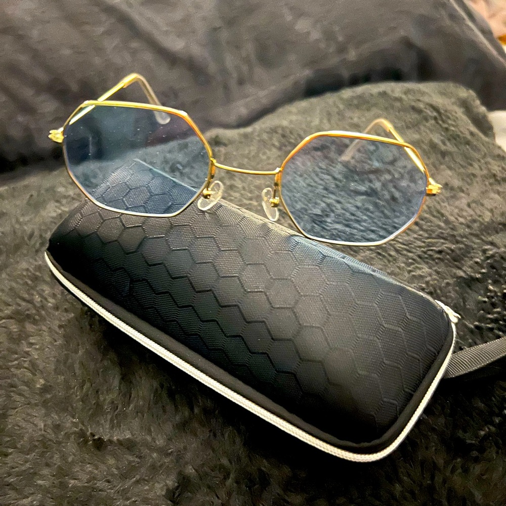 NWT Vintyle Olivia Contemporary Gold Sunglasses with Baby Blue Lenses